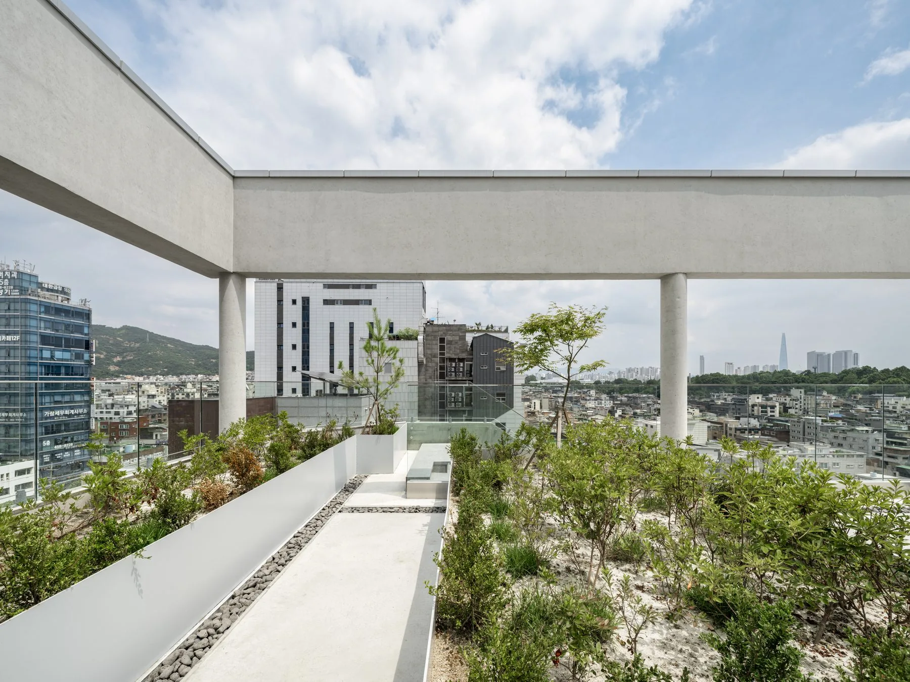 수목이 식재된 DS군자타워 옥상 조경 통로